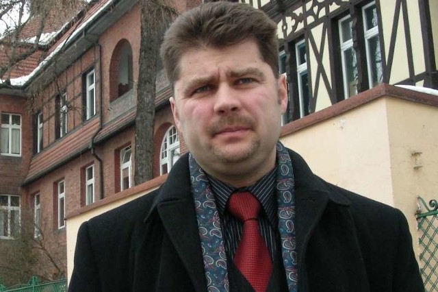 Pomysłodawcą ubrania urzędników w mundurki jest starosta Radosław Roszkowski.