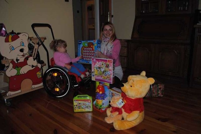 Trzyletnia Asia z mamą i zabawkami od fundacji Dziecięca Fantazja.