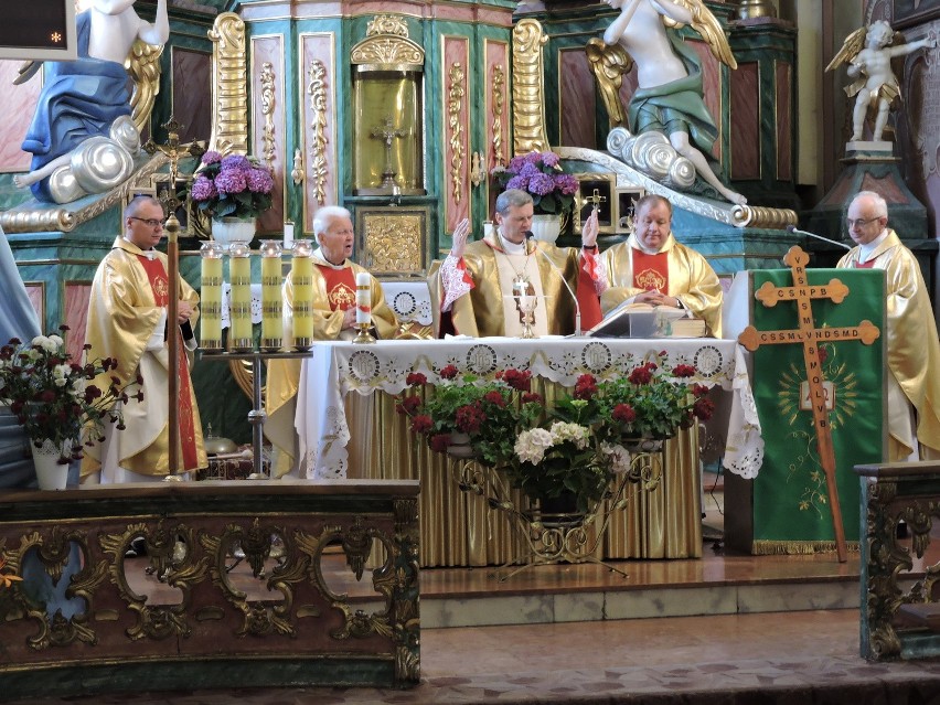 Pielgrzymka rozpoczęła się mszą św. koncelebrowaną m. in....
