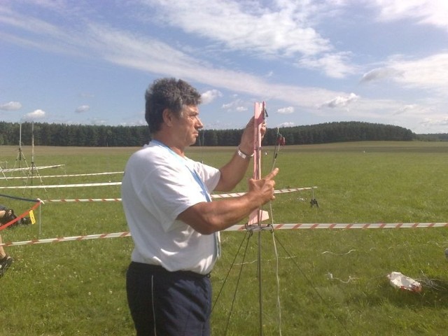 Reprezentant Słowacji przygotowuje swój model do startu na Międzynarodowych Zawodach Modeli Kosmicznych Zielona Góra 2012 Cup