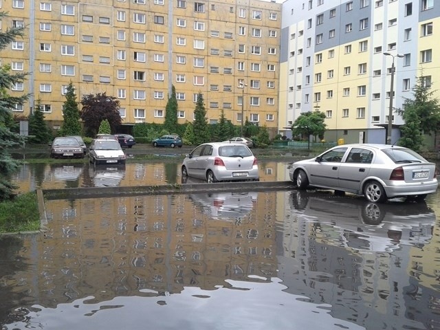 Burza i zalane osiedle przy ul. Zgrzebnioka w Rudzie...