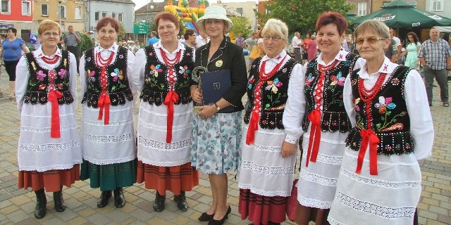 Urszula Oettingem w towarzystwie zespołu Brzezinianki z Brzezin gmina Morawica, w którym śpiewa rodzina pani doktor.