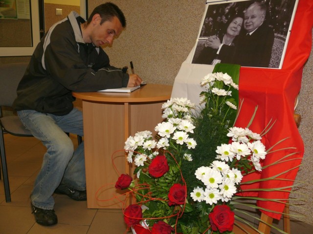 Do księgi kondolencyjnej wpisuje się Paweł Świerk ze Stalowej Woli.