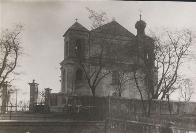 Frontowa ściana kościoła św. Michała przed jego przebudową, rozpoczętą w latach 20. ubiegłego wieku.