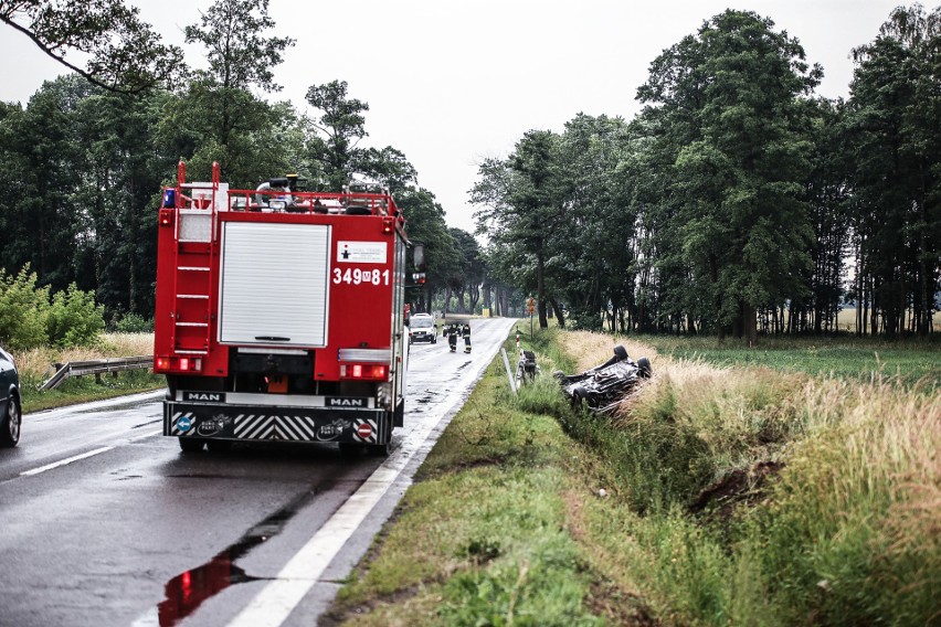 W Rzekuniu mercedes wypadł z drogi i dachował [ZDJĘCIA]  