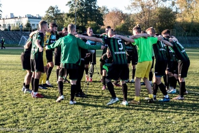 W meczu na szczycie czwartej ligi Star Starachowice wygrał z ŁKS Probudex Łagów 2:0. Zobacz jak padały bramki w tym spotkaniu i jak podopieczni trenera Arkadiusza Bilskiego fetowali wygraną. Materiał przygotowany przez klubową telewizję. (dor)