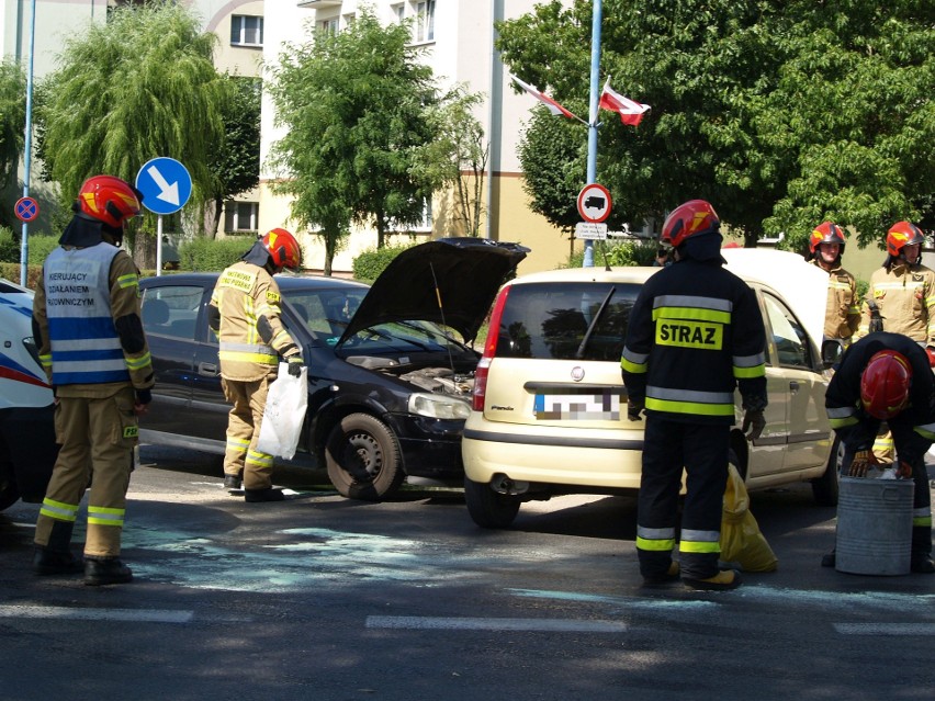 Wypadek na ul. Hallera w Ostrołęce, 16.08.2021. Zderzenie dwóch samochodów osobowych. Zdjęcia 