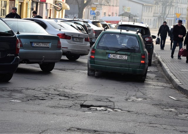 Remont tego powiatowego odcinka ul. Poznańskiej może być bardzo kosztowny. Konserwator zabytków chce, aby inwestor odkrył stary bruk i odpowiednio go wyeksponował