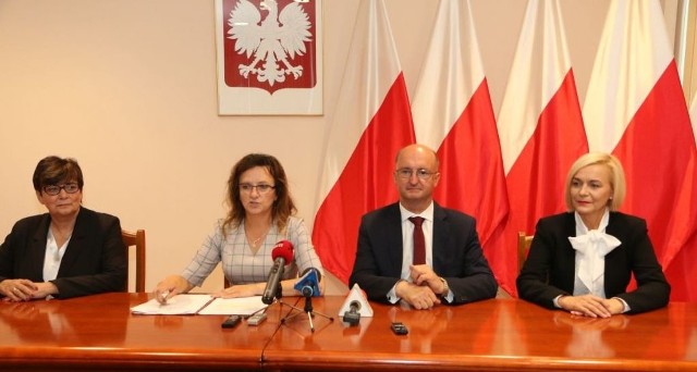 Podczas piątkowej konferencji prasowej. Od lewej: Danuta Papaj - wiceprezydent Kielc, Agata Wojtyszek - wojewoda świętokrzyski, Piotr Wawrzyk - wiceminister spraw zagranicznych, Renata Janik - wicemarszałek województwa.