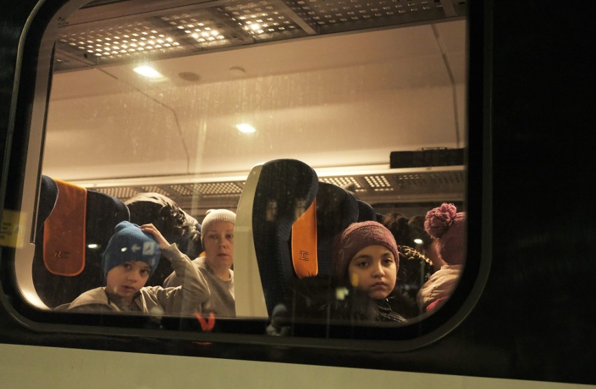 Uchodźcy po trwającej ponad dobę ucieczce z Ukrainy,...