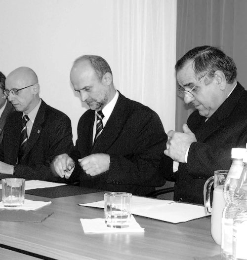 Podpisanie umowy koalicyjnej (od prawej) szef PSL Andrzej Grzywacz, starosta Krzysztof Lis i burmistrz Jerzy Hardie-Douglas.