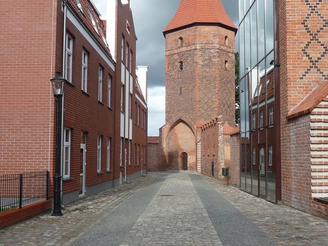 Pomorska Droga św. Jakuba wiedzie przez Lębork. Tu można zobaczyć  m.in. odrestaurowane średniowieczne mury.  