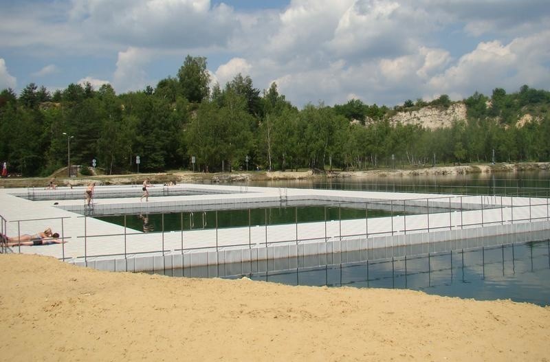 Trzebinia. Nad Balatonem po przebudowie sezon oficjalnie rusza w sobotę, ale wielu już tutaj plażuje. Zobacz co i za ile oferuje [ZDJĘCIA]