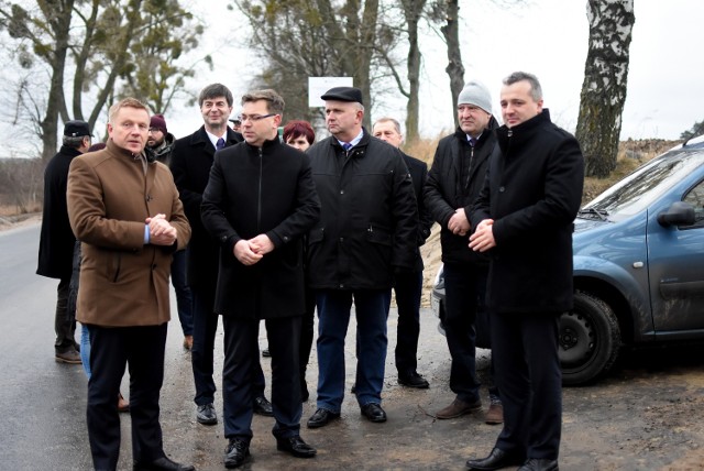 Wczoraj w  gminie Gostycyn wojewoda Mikołaj Bogdanowicz (pierwszy z prawej) otworzył drogę powiatową