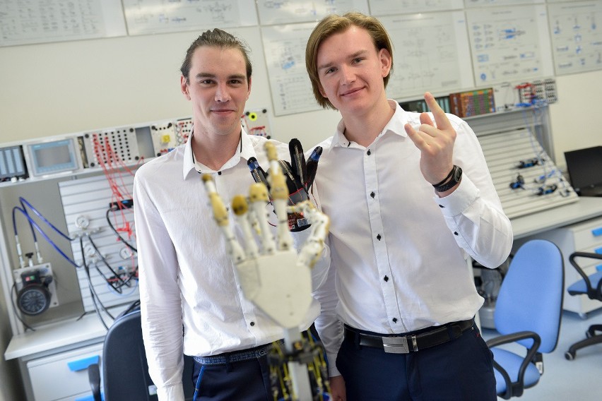 Prototyp sztucznej dłoni stworzyli dwaj studenci...