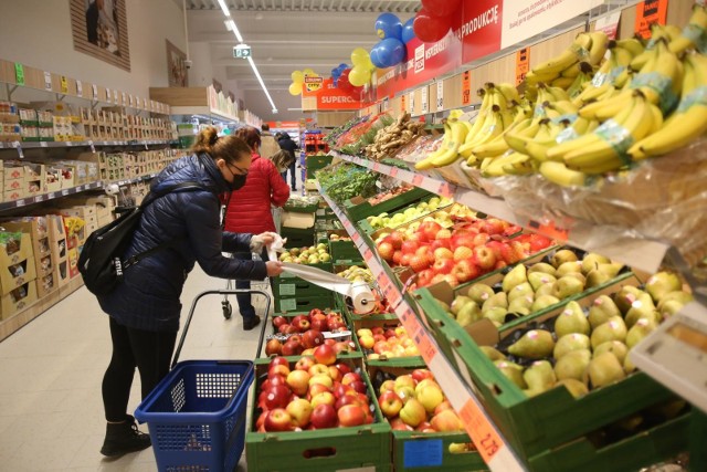 Zarobki w dyskontach są coraz bardziej atrakcyjne. Ile zarabiają pracownicy Lidla i Biedronki - dwóch najpopularniejszych sklepów w Polsce? Sprawdziliśmy. Zobacz na kolejnych slajdach stawki, jakie Lidl i Biedronka proponują swoim pracownikom na różnych stanowiskach - od magazyniera i kasjera, po kierownika sklepu >>>>>