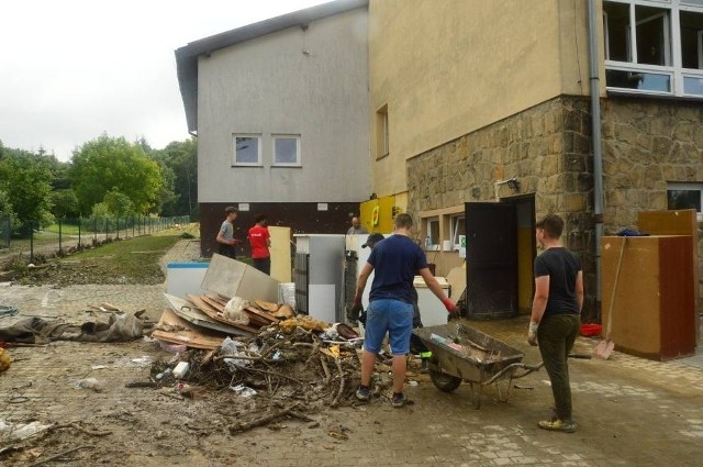 Po powodzi w gminie Myślenice potrzebna jest pomoc, żeby uprzątnąć pozostałości po wielkiej wodzie