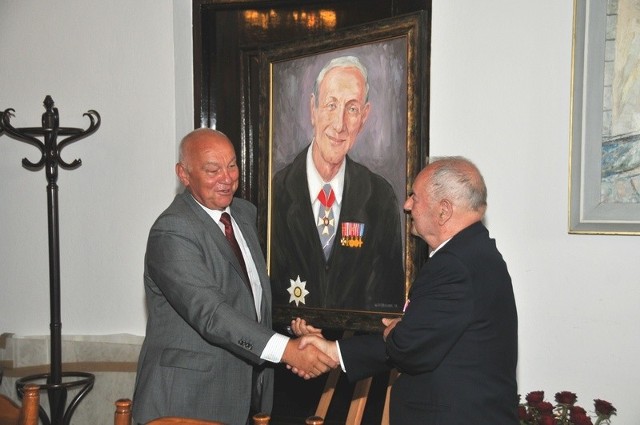 Z rąk Stanisława Wodniaka, wiceprezesa Koła Armii Krajowej w Toronto portret odebrał burmistrz Sandomierza Jerzy Borowski.