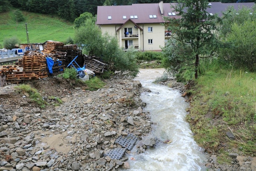 Katastrofalna sytuacja w Ochotnicy Górnej. Woda zniszczyła drogi i domy [ZDJĘCIA]