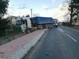 Śmiertelny wypadek w gminie Bogoria. Zginął pasażer osobówki, która zderzyła się z ciężarówką (ZDJĘCIA)