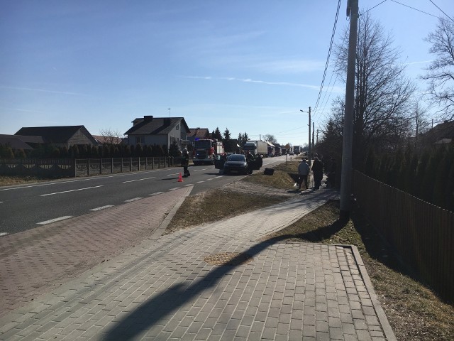 Ok. godz. 11 doszło do wypadku w miejscowości Kamień na drodze krajowej nr 19. Daf zderzył się z citroenem. Jedna osoba została poszkodowana. W tej chwili zablokowany jest pas w kierunku Niska, ruch odbywa się wahadłowo.