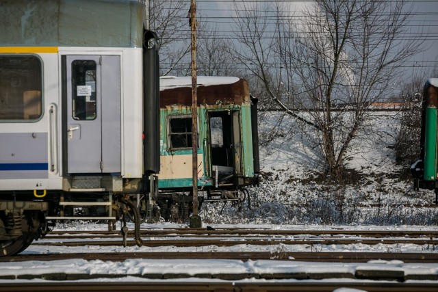 Coraz rzadziej dochodzi do wypadków na kolei, ale ciągle zdarzają się przypadki dewastacji pociągów.