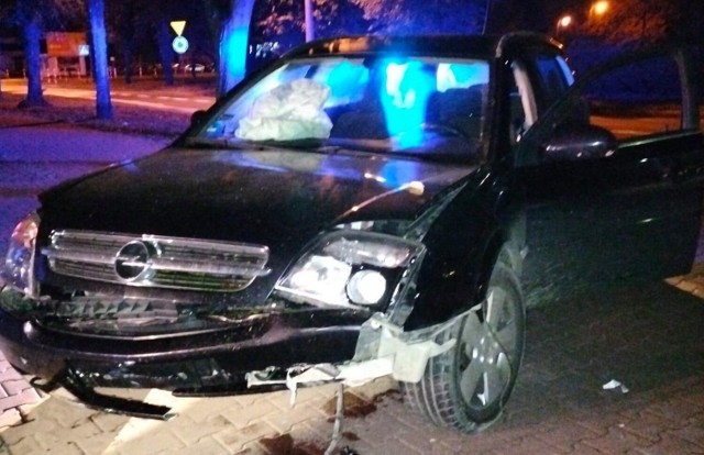 Pijany kierowca zatrzymany w centrum Tomaszowa. Rozbił swoje auto, posiadał narkotyki.
