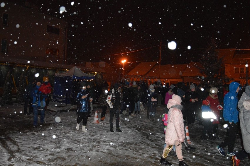 Ćmielów cały w śniegu. Rozświetlono świąteczne iluminacje (WIDEO, ZDJĘCIA)