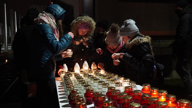 Białystok. Zapłonęło "Światło Pamięci" w 82. rocznicę pierwszej masowej deportacji Polaków na Wschód (zdjęcia)