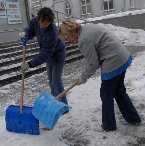 Danuta Puk i Elżbieta Michalak odśnieżają chodniki. Praca jest ciężka, bo śnieg bardzo się zbił i na chodniku powstała kilkucentymetrowa warstwa lodu. - Sypanie solą nic nie da, jest mróz, więc sól nie rozpuści śniegu - mówią.