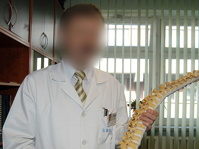 Prof. Sławomir S. jest specjalistą w zakresie ortopedii i traumatologii, jest konsultantem wojewódzkim z zakresu ortopedii.