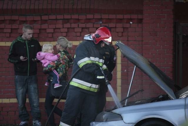 Pożar samochoduna ulicy Królowej Jadwigi zapłonął srebrny Renault Laguna, akcja straży pożarnej, nikomu nic się nie stało