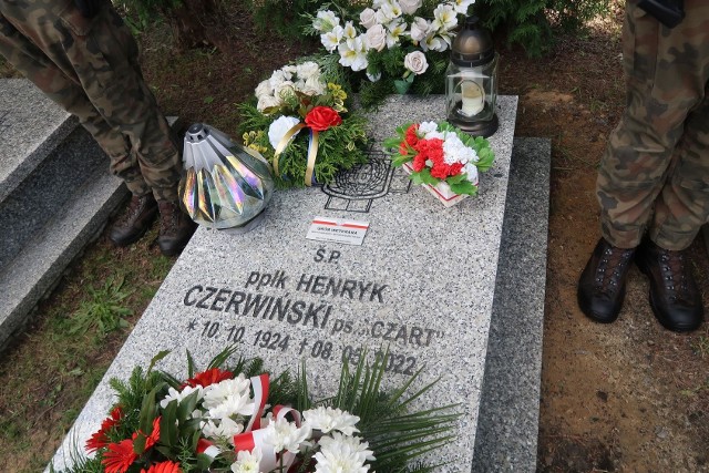 Mogiłę ppłk. Henryka Czerwińskiego oznaczono tabliczką „grób weterana walk o wolność i niepodległość Polski”.