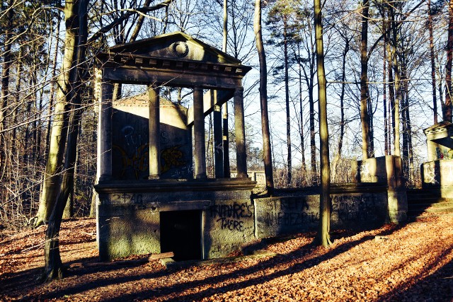 Mauzoleum i cmentarz górników w Zielonym Lesie w Żarach.