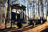 Tajemnicze mauzoleum i mroczny cmentarz górników ukryty w Zielonym Lesie w Żarach. Kto i dla kogo zbudował te monumentalne budowle? 