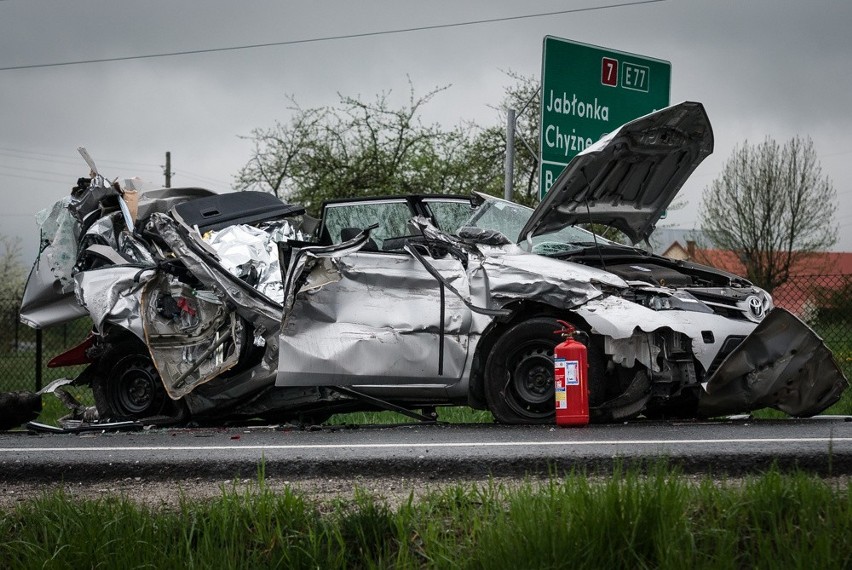 Wypadek w Rabce. Zginęły dwie osoby, w tym 5-letnie dziecko.