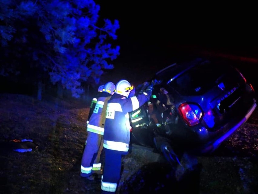 Dziękonie. Dacia dachowała na drodze Knyszyn - Mońki [ZDJĘCIA]