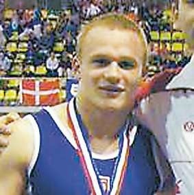 Józef  Wadecki, absolwent VII LO, złoty medalista Mistrzostw Świata w Akrobatyce Sportowej - skoki na ścieżce, na swym koncie ma wiele sukcesów sportowych. Trenuje akrobatykę od 14 lat (zaczął w wieku 5 lat). I jeszcze wiele medali przed nim, bo jak uważają sportowcy - skoczkowie najwyższą formę osiągają między 23 a 27 rokiem życia.