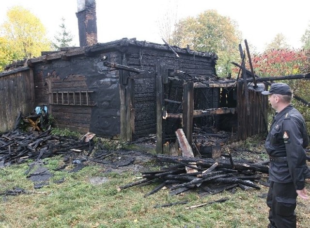   Spalony drewniany dom w Makoszynie nie nadaje się do zamieszkania.