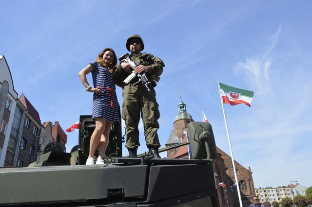 W niedzielne przedpołudnie, 22 maja na ul. Obotryckiej przy Starym Rynku w Gorzowie zaparkowały... rosomaki. A potem było tylko ciekawiej!- To promocja naszej armii i naszej jednostki - mówiły miłe panie, które przy rosomakach rozdawały ulotki zachęcające do wstąpienia do wojska. Obok żołnierze i żołnierki (tak, tak, było kilka pań w mundurach) opowiadali o służbie i pozwalali potrzymać broń. Z okazji korzystały i dzieci, i dorośli. Można też było wejść do rosomaka i zrobić sobie pamiątkowe zdjęcie. Na zdjęciu: St. szeregowy Adam Malinowski pozuje nam wraz z żoną: Kamilą Malinowską. Para mieszka aż pod Lublinem. Ale pan Adam służy w Międzyrzeczu.Przeczytaj też:   Gorzów: wiemy, jak może wyglądać deptak! Oto niepublikowane wcześniej grafiki [ZDJĘCIA]