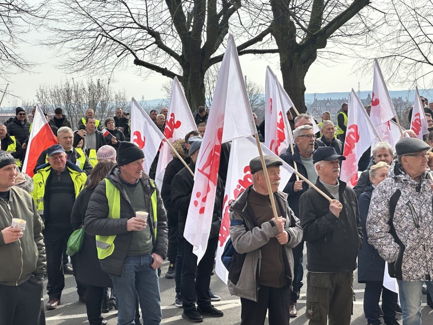 Protest rolników przy Urzędzie Wojewódzkim w Szczecinie
