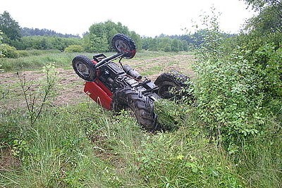 Wypadek w Zendku: rolnik zginął przygnieciony traktorem [ZDJĘCIA]