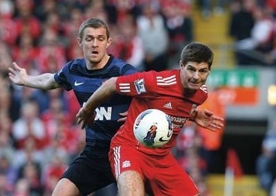 Steven Gerrard (z prawej, Liverpool) w walce o piłkę z Darrenem Fletcherem (Manchester United) Fot. PAP/EPA/Lindsey Parnaby