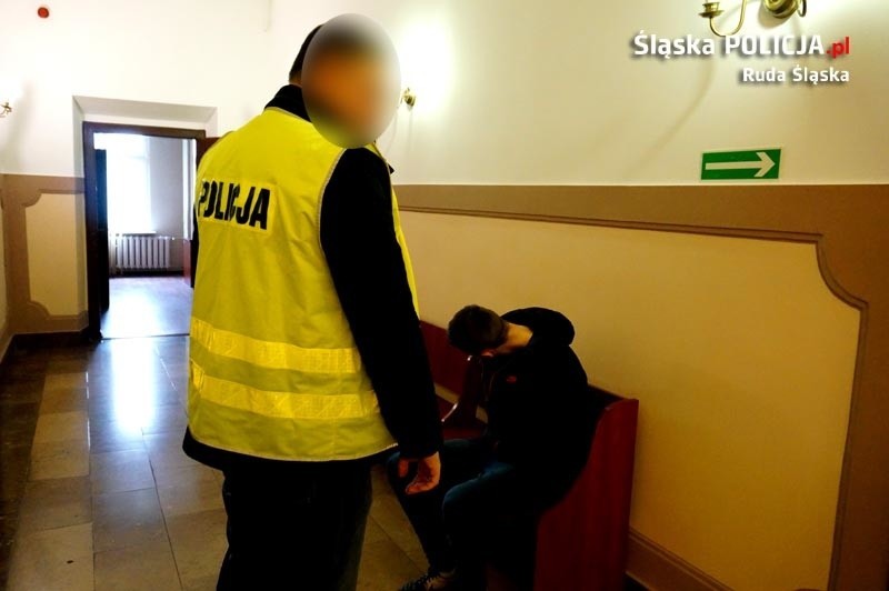 Ruda Śląska: Napadli na 29-letniego policjanta i na 17-latka