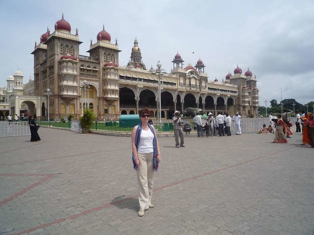 Agnieszka Brzezińska na tle pałacu maharadży Maisuru w Mysore w Indiach