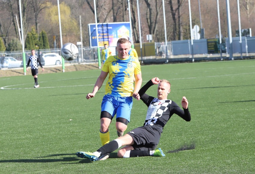 Hummel 4 liga. Po emocjonujących derbach Ponidzia AKS 1947 Busko-Zdrój pokonał Nidę Pińczów 2:0. Zobacz zdjęcia