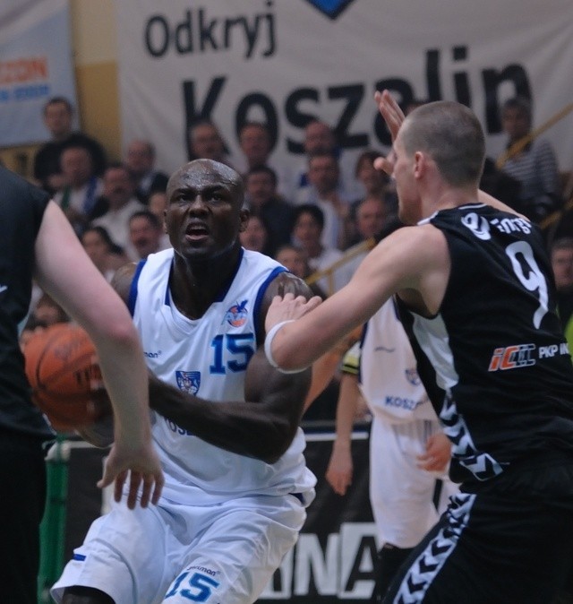 Ime Oduok (z piłką) był jednym z bohaterów pierwszego w tym sezonie meczu AZS z Czarnymi.