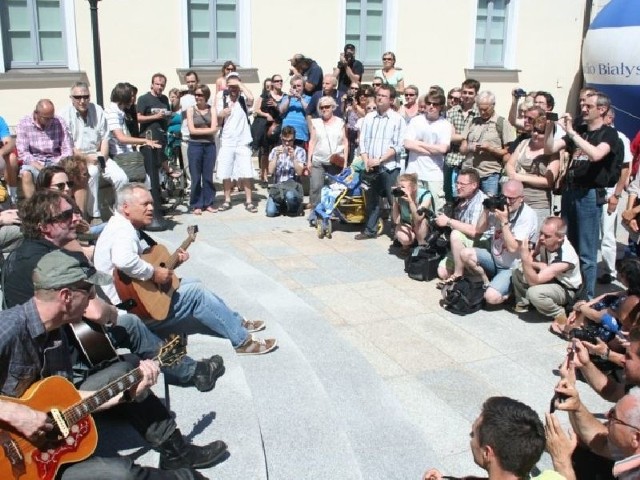 na swój akustyczny koncert wybrali wejście do Muzeum Podlaskiego