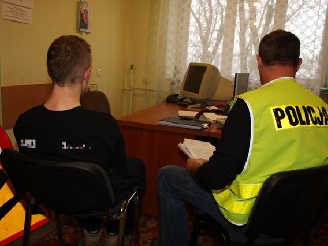Zatrzymany 18-latek podczas przesłuchania w komendzie policji w Busku-Zdroju.