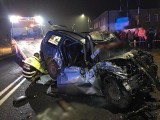 Wypadek w Blachowni: ford zderzył się z autokarem. Dwie ofiary śmiertelne, kilkanaście osób rannych. DK 46 zablokowana ZDJĘCIA